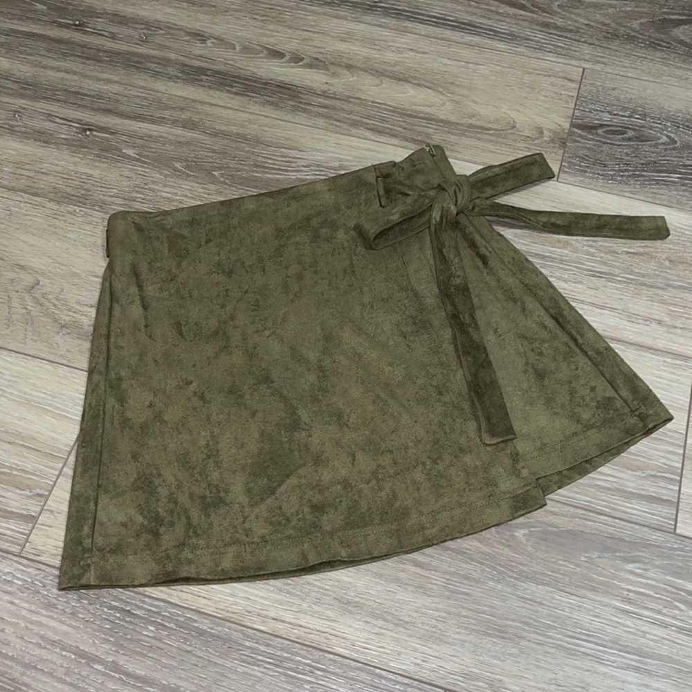 Sugar lips army green suede skirt with tie on the side.